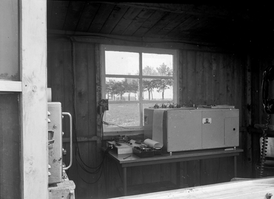 839992 Afbeelding van de meetapparatuur in een van de tijdelijke posten tussen Deurne en Horst-Sevenum voor ...